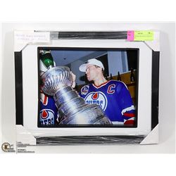 FRAMED MARK MESSIER STANLEY CUP PHOTO
