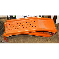 SET OF METAL CAR RAMPS