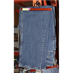 2 PAIRS OF DENVER HAYES JEANS SZ 42 X 30