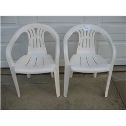 2 PLASTIC CHAIRS