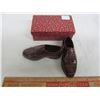 Image 1 : SALESMAN'S SAMPLE PLASTIC SHOES WITH BOX