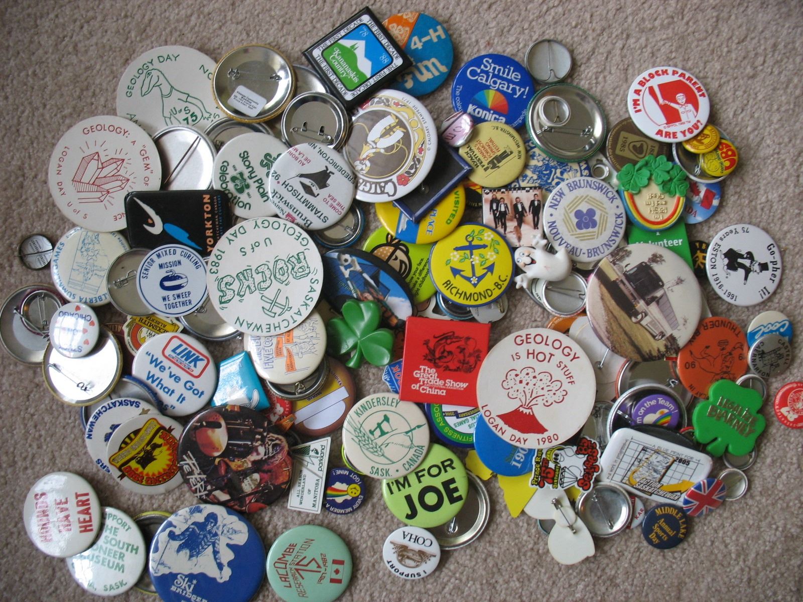 LARGE LOT OF PIN BACK BUTTONS