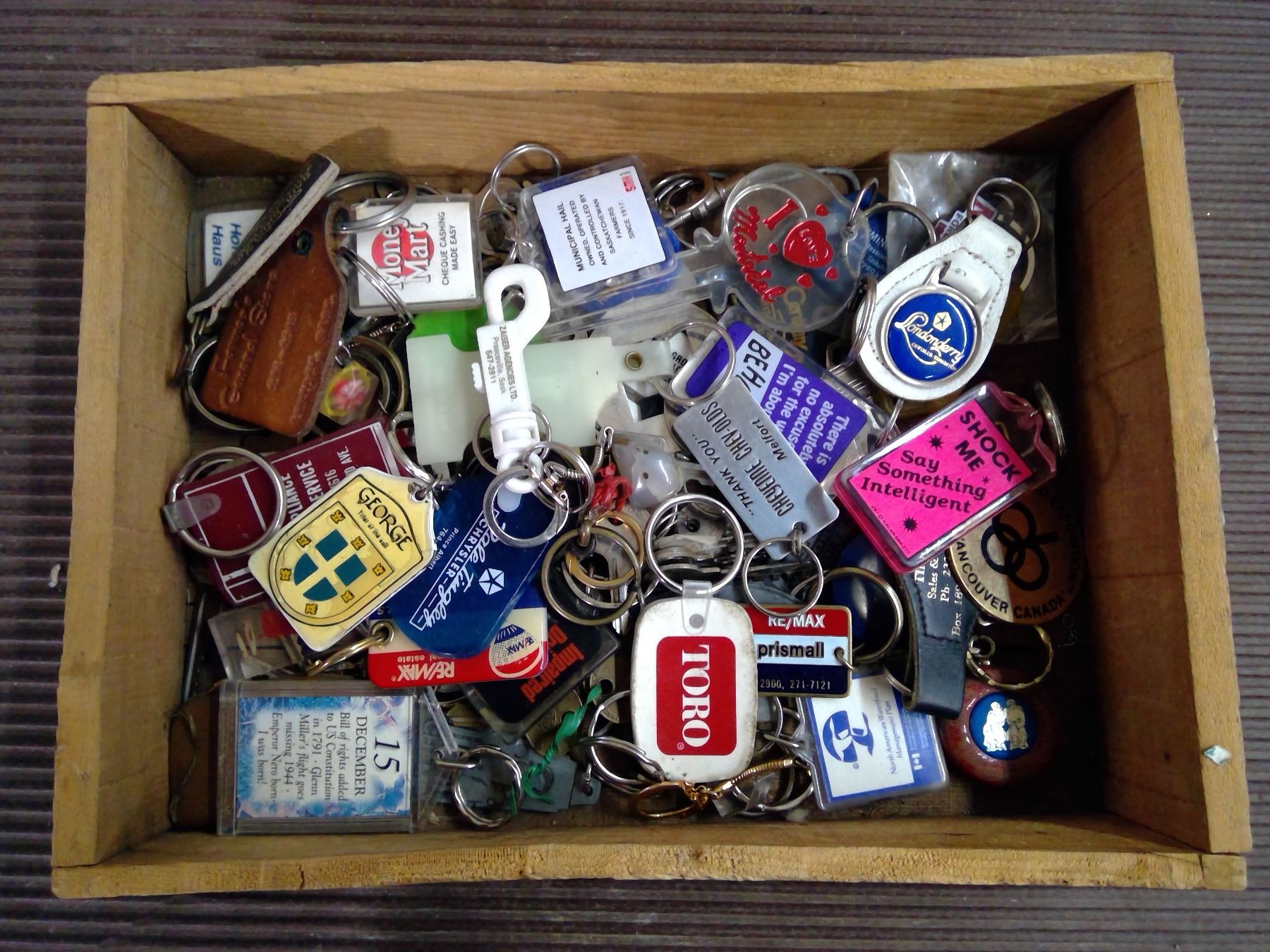 COLLECTION OF KEYS AND KEYCHAINS - Schmalz Auctions