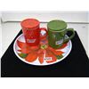 Image 1 : RED AND GREEN TEA MUGS W/LIDS AND XMAS PLATE