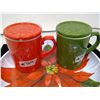 Image 2 : RED AND GREEN TEA MUGS W/LIDS AND XMAS PLATE