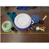 Image 1 : PLASTICWARE KITCHEN LOT, TUPPERWARE MOLD, MIXING BOWLS WITH LIDS ETC