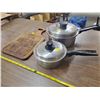 Image 2 : 2 COOKING POTS WITH LIDS AND WOODEN CUTTING BOARD