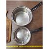 Image 4 : 2 COOKING POTS WITH LIDS AND WOODEN CUTTING BOARD