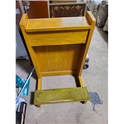 KNEELING PRAYER BOOTH