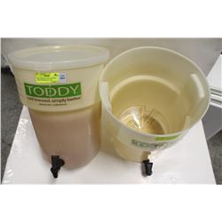 TWO CARLISLE 5 GALLON POLY DISPENSER BINS W/ 1 LID