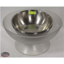 STACK OF 6 MEDIUM SIZED MIXING BOWLS W/ 2 PLASTIC