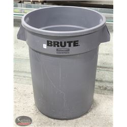 RUBBERMAID BRUTE 32 GALLON TRASH CAN