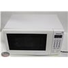 Image 1 : WHITE PANASONIC 800W MICROWAVE