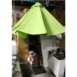 K2) BAILIFF SEIZURE: LARGE GREEN PATIO UMBRELLA