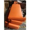 Image 3 : 6 ORANGE VINYL SEATING BOOTHS