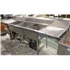 Image 1 : STAINLESS STEEL 3-WELL SINK W/ FAUCET & TWO