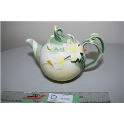 Ginger Lily Teapot