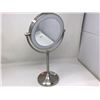 Image 2 : Magnifying Beauty Mirror