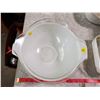 Image 2 : LOT OF 2 PYREX MIXING BOWLS