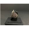 Image 3 : NEW ENGLAND PATRIOTS 2004 NFL SUPERBOWL CHAMPIONSHIP REPLICA RING "BRADY"