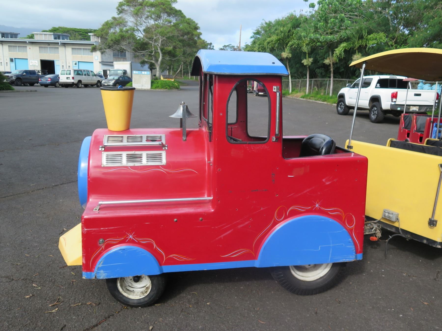 Royal Rides Trackless Train w/ 3 Carts, Gas-Powered - Oahu Auctions