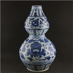 A BLUE & WHITE LOTUS LARGE VASE MING DYNASTY.