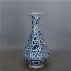 A BLUE & WHITE BOTTLE VASE MING DYNASTY.