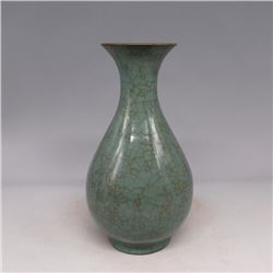 A GREY CRACKLE VASE QING DYNASTY.