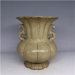 A WHITE CRACKLE DOUBLE HANDLE VASE QING DYNASTY.