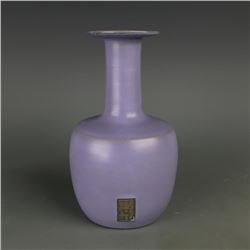 A PURPLE BOTTLE VASE MING DYNASTY.