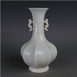 A WHITE DOUBLE HANDLE VASE QING DYNASTY.