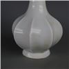 Image 3 : A WHITE DOUBLE HANDLE VASE QING DYNASTY.