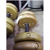 Image 3 : 2 YORK DUMBBELLS WITH 40 LBS OF WEIGHTS
