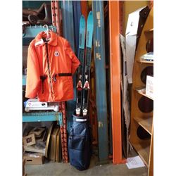 BLUE GOLF BAG AND PAIR OF NISHIZAWA SKIS