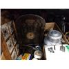 Image 2 : BOX OF VINTAGE COLLECTABLES AND RADIO