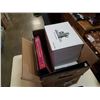 Image 3 : BATMAN METAL BOOKENDS AND COLLECTOR COMIC BINDERS