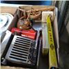 Image 2 : 2 boxes of collectible plates, antique toaster, spinning wheel and more