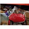 Image 2 : BOX OF ESTATE GOODS AND DECOR