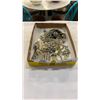 Image 1 : TRAY OF RHINESTONE JEWELLERY