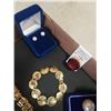 Image 3 : TRAY OF EARRINGS AND SLIDING CHARM BRACELETS