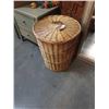 Image 1 : LIDDED WICKER HAMPER