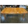 Image 7 : MAPLE DINING TABLE WITH 2 LEAFS AND 6 CHAIRS