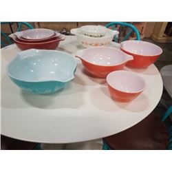 4 VINTAGE COLORED PYREX BOWLS