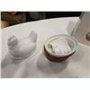 Image 3 : 2 NEW LIDDED CHICKEN BOWLS WITH LIDS