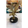 Image 5 : Cast iron ash tray and eagle statue