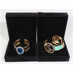 LOT OF TWO BRACELETS IN DISPLAYS