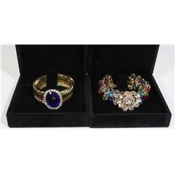 LOT OF TWO BRACELETS IN DISPLAYS