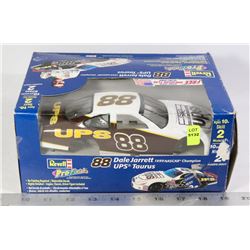 REVELL 88 DALE JARRETT UPS TAURUS MODEL KIT