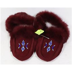 LADIES MOCCASINS SIZE 9