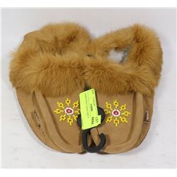 LADIES MOCCASINS SIZE 9
